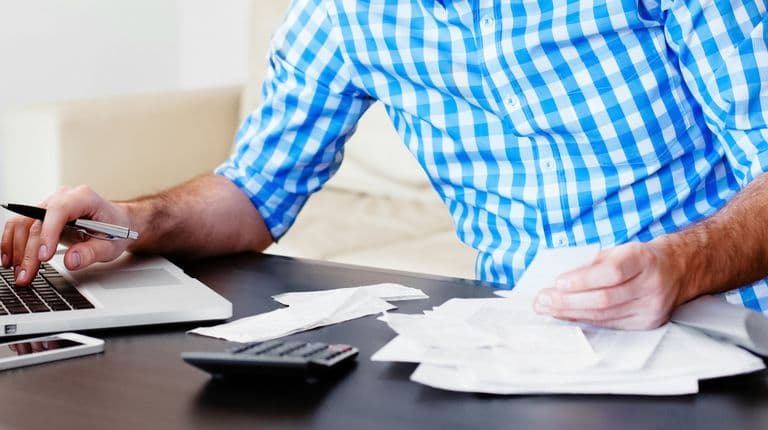 Facture pour vente Vinted sur un bureau avec ordinateur